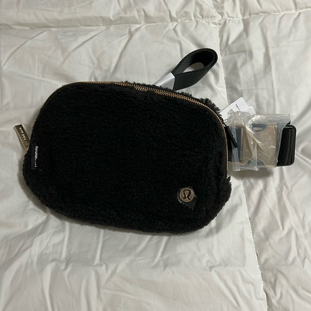 NWT Lululemon Everywhere Fleece 1L Belt Bag Gold Hardware Black New